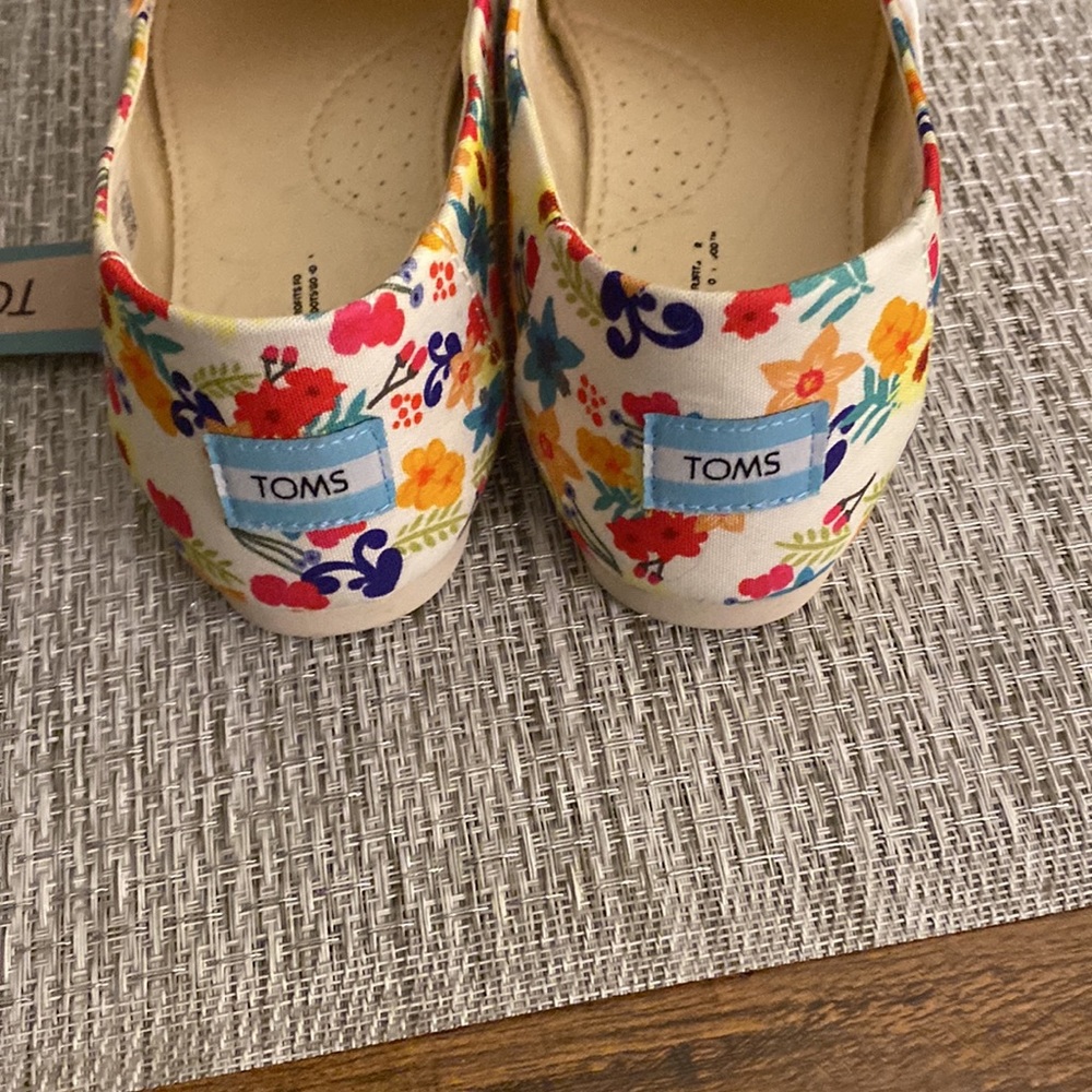 NWT Toms floral 8.5 - Picture 4 of 7
